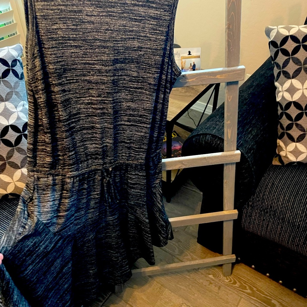 Adorable black and gray dress - kneelength